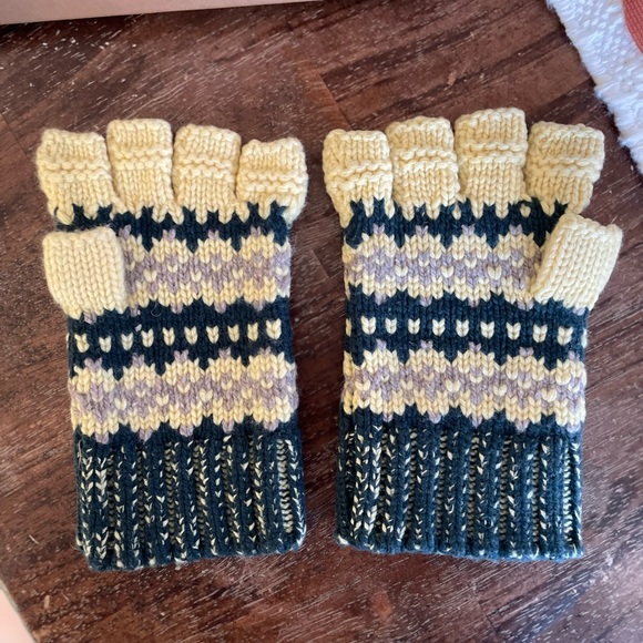 Burberry knit hat and gloves set - Picture 9 of 12